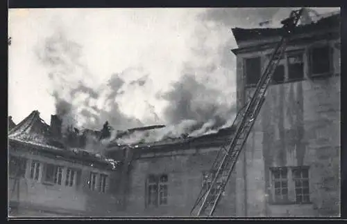 AK Stuttgart, Brand des Alten Schlosses 1931, Feuerwehr auf dem Dach