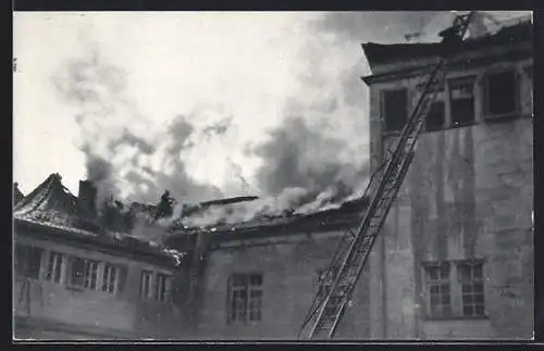 AK Stuttgart, Brand des Alten Schlosses 1931, Feuerwehr auf dem Dach