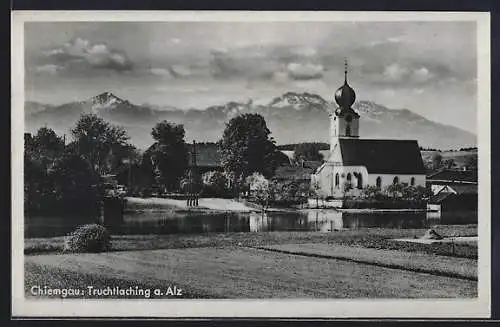 AK Truchtlaching a. Alz, Ortsansicht mit Alz, Kirche u. Bergpanorama