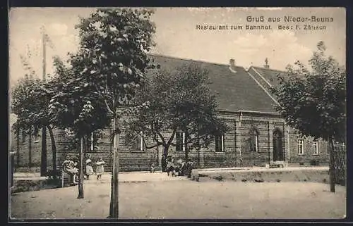 AK Nieder-Beuna, Restaurant zum Bahnhof F. Zätzsch mit Strasse u. Kindergruppe