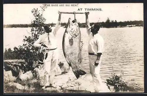 AK Timmins, Männer mit riesigem Fisch, Fotomontage, optische Täuschung