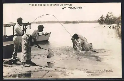 AK Timmins, Männer fangen einen riesigen Fisch, Fotomontage, optische Täuschung