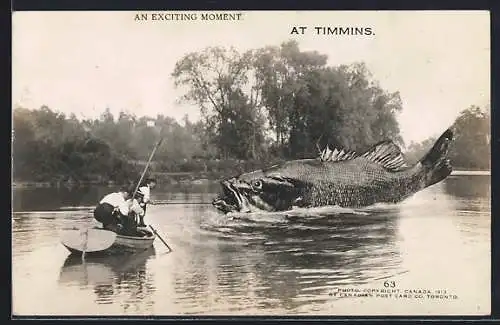 AK Timmins, Männer im Ruderboot mit riesigem Fisch am Haken, Fotomontage, optische Täuschung