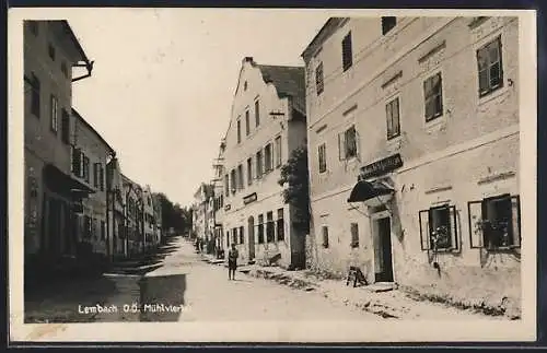 AK Lembach /Mühlviertel, Gasthaus von Jos. Schneeberger mit Strassenpartie