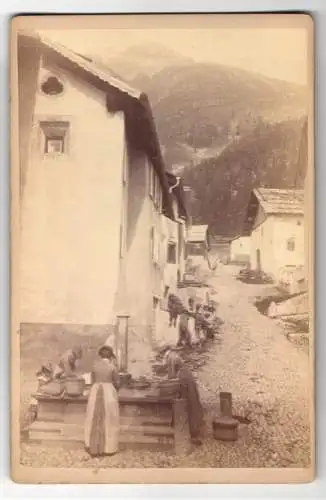 Fotografie Alexander Flury, Pontresina, Ansicht Pontresina, Alte Strasse im Ort mit Waschfrauen am Brunnen