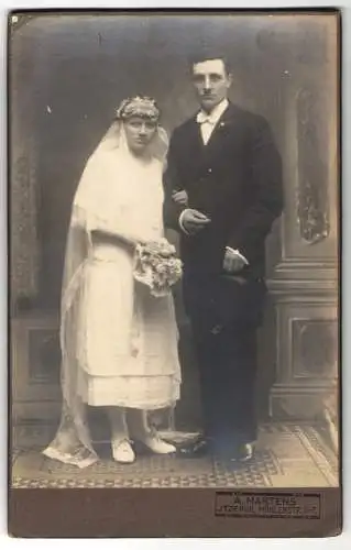 Fotografie A. Martens, Itzehoe, Mühlenstr. 5-7, Hochzeitspaar stehend