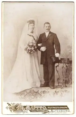 Fotografie A. Otto, Altenburg S.A., am Hoftheater, Hochzeitspaar mit Blumenstrauss