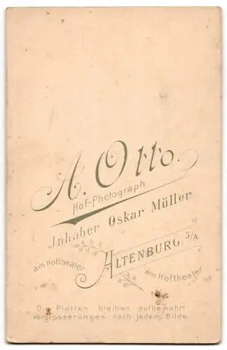 Fotografie A. Otto, Altenburg S.A., am Hoftheater, Hochzeitspaar mit Blumenstrauss