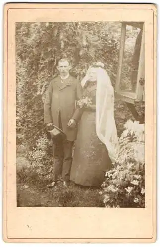 Fotografie unbekannter Fotograf und Ort, Hochzeitspaar im Garten