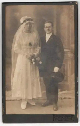 Fotografie Hermann Böbers, Neukölln, Saalestrasse 1, Hochzeitspaar Max & Ida Kierschke in traditioneller Kleidung