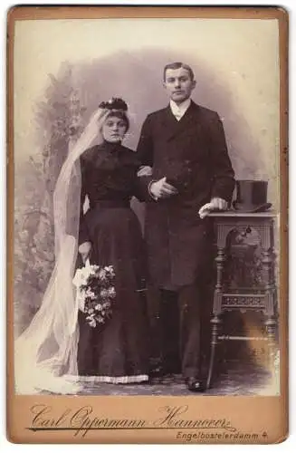 Fotografie Carl Oppermann, Hannover, Engelbosteler Damm 4, Hochzeitspaar mit Zylinder