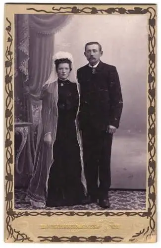 Fotografie K. Graversen, Olgod, Hochzeitsporträt dänisches Brautpaar im schwarzen Brautkleid