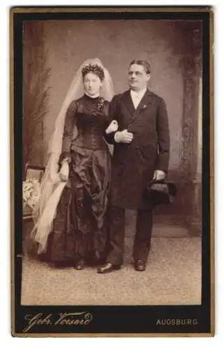 Fotografie Gebr. Voisard, Augsburg, Fuggerstr. u. Grottenau, Hochzeitspaar in festlicher Kleidung