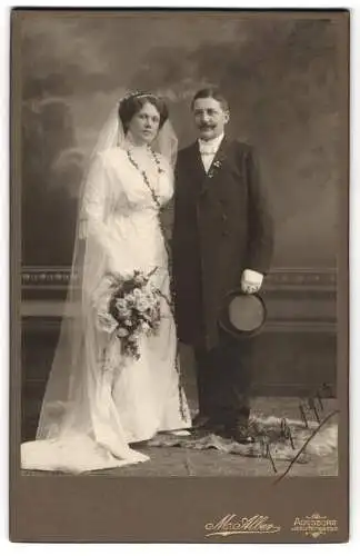 Fotografie M. Alber, Augsburg, Jesuitengasse 414, Hochzeitspaar im Kleid und Anzug mit Chapeau Claque