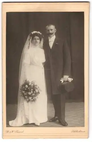 Fotografie Ph. & W. Freund, Schlüchtern, Hochzeitspaar mit Blumenstrauss