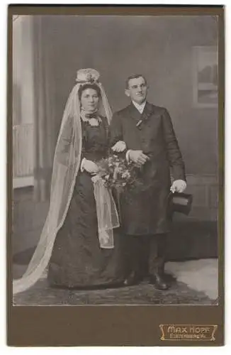 Fotografie Max Hopf, Elsterberg i. V., Hochzeitspaar in feierlicher Pose