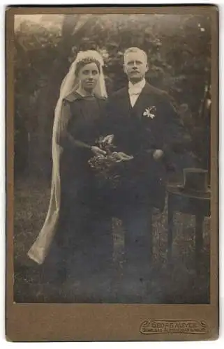 Fotografie Georg Meyer, Albersdorf in Holst., Hochzeitspaar mit Zylinder