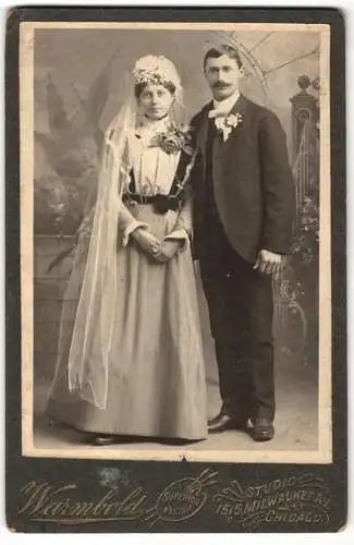 Fotografie Warmbold, Chicago, Milwaukee Av 1515, Hochzeitspaar mit Blumenstrauss