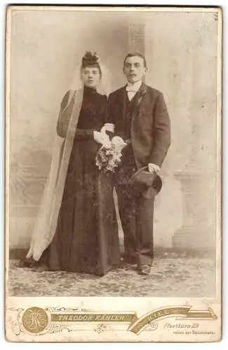 Fotografie Theodor Kähler, Kiel, Fleethörn 29, Brautpaar in Hochzeitskleidung mit Brautstrauss