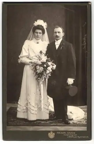 Fotografie Friedr. Haack, Jena, am Gymnasium, Hochzeitspaar in eleganter Pose