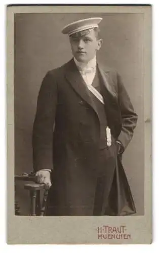 Fotografie H. Traut, München, Neuhauser Strasse 9, Porträt eines jungen Studenten in Uniform mit Couleur