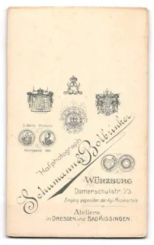 Fotografie Schumann & Bolbrinker, Würzburg, Domerschulstrasse 1 /3, Porträt eines jungen Studeten mit Mütze