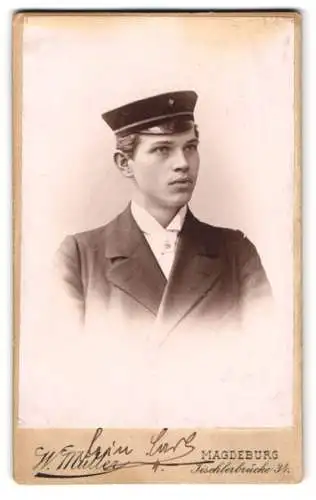 Fotografie W. Müller, Magdeburg, Tischlerbrücke 34, junger Student Carl Runge im Anzug, Zirkel an der Mütze