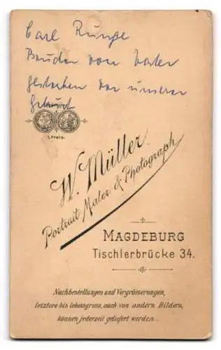 Fotografie W. Müller, Magdeburg, Tischlerbrücke 34, junger Student Carl Runge im Anzug, Zirkel an der Mütze