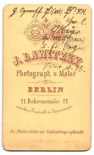 Fotografie J. Lawitzky, Berlin, Behrenstrasse 21, Porträt eines jungen Studenten G. Graeff mit Mütze und Couleur, 1875