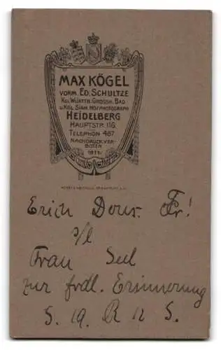 Fotografie Max Kögel, Heidelberg, Hauptstr. 116, Student Erich Dour mit Stürmer und Couleur, Handkoloriert