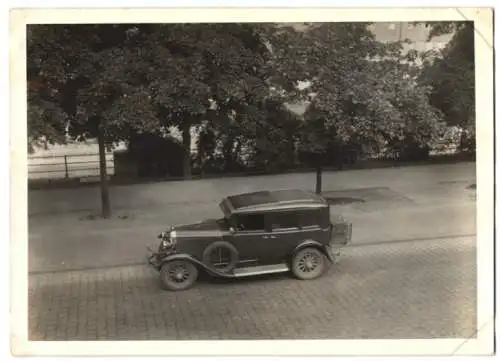 Fotografie Auto Limousine, PKW mit Weinberger Karosserie vor der Fabrik Zeppelinstrasse 71 in München