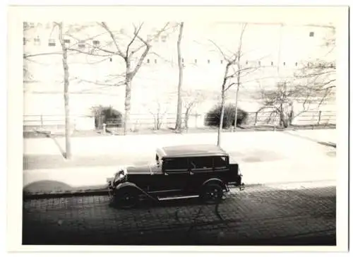 Fotografie Auto Limousine mit Weinberger Karosserie, PKW vor der Fabrik Zeppelinstrasse 71 in München