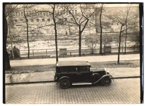 Fotografie Auto Limousine mit Weinberger Karosserie, PKW vor der Fabrik Zeppelinstrasse 71 in München