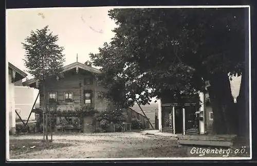 AK Gilgenberg, Geschäft neben einem Holzhaus