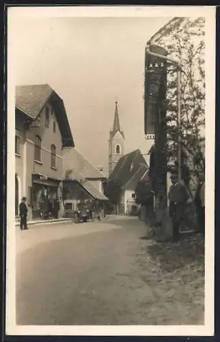 AK Roitham, Strassenpartie mit Blick zur Kirche