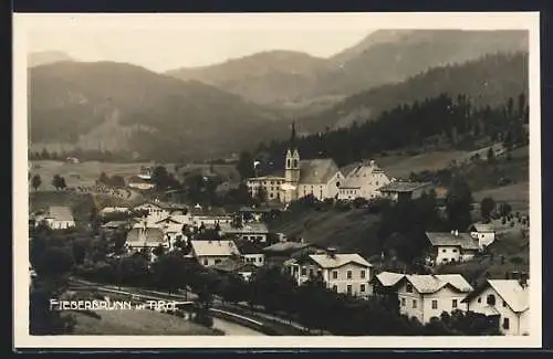 AK Fieberbrunn in Tirol, Ortsansicht mit Kirche, Gewässer u. Bergpanorama