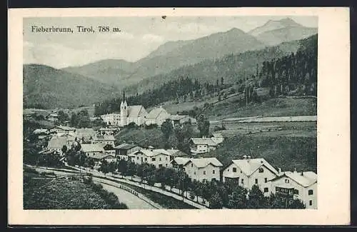 AK Fieberbrunn /Tirol, Totalansicht mit Bergpanorama, Gewaässer und Strasse