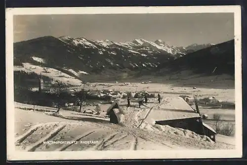 AK Radstadt, Gesamtansicht mit Skiläufern und Bergpanorama