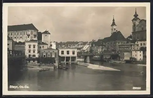 AK Steyr /Ob.-Oe., Ortspartie mit Brücke, vom Wasser gesehen