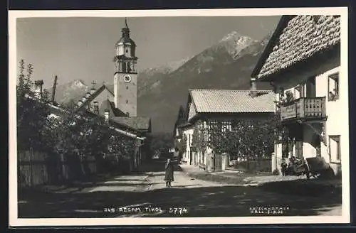 AK Absam /Tirol, Strassenpartie mit Kirche