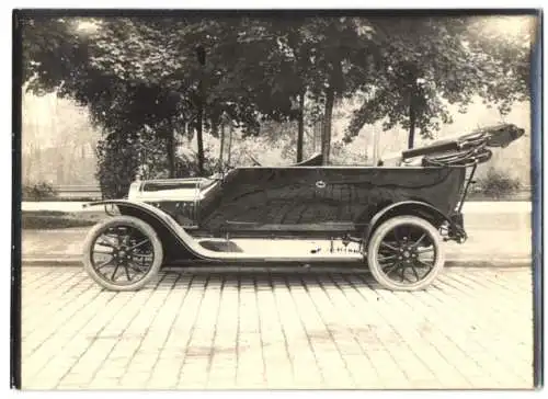 Fotografie Auto Siemens-Schuckert Cabrio, Cabriolet mit Weinberger Karosserie vor der Fabrik Zeppelinstr. 71 in München