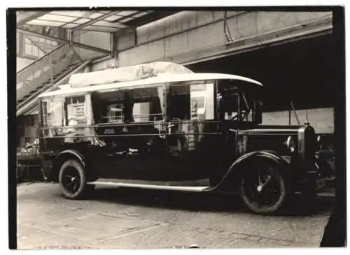 Fotografie Bus Mercedes Benz, Omnibus für die Reichspost m. Weinberger-Aufbau, Bus in der Fabrik Zeppelinstr. 71 München