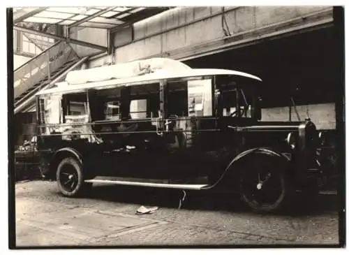 Fotografie Bus Mercedes Benz, Linienbus der Reichspost mit Weinberger-Aufbau in der Fabrik Zeppelinstr. 71 München