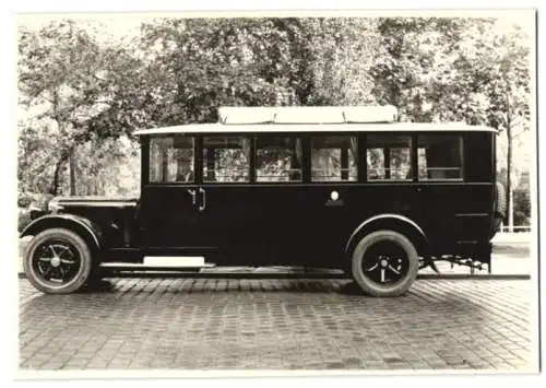 Fotografie Bus Hansa-Lloyd, Omnibus der Reichspost mit Weinberger-Aufbau vor der Fabrik Zeppelinstr. 71 in München