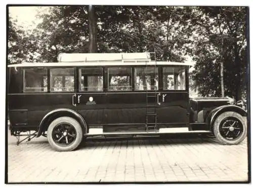 Fotografie Bus Hansa-Lloyd, Omnibus der Reichspost mit Weinberger-Aufbau vor der Fabrik Zeppelinstrasse 71 in München