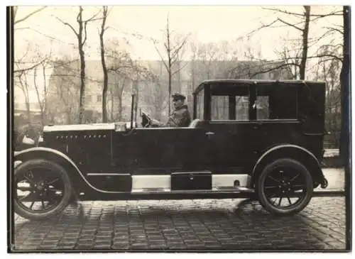 Fotografie Auto Peugeot Landaulet, Taxi mit Weinberger-Karosserie vor der Fabrik Zeppelinstrasse 71 in München