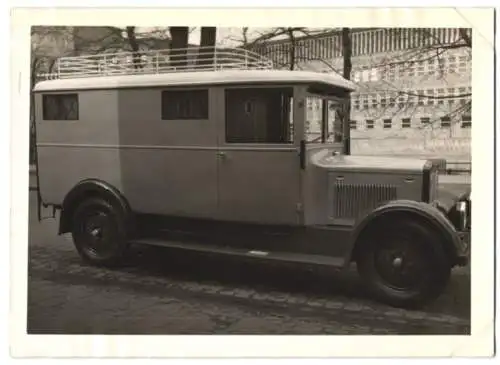 Fotografie Lastwagen Phänomen, LKW-Kastenwagen mit Weinberger-Aufbau vor der Fabrik Zeppelinstrasse 71 in München