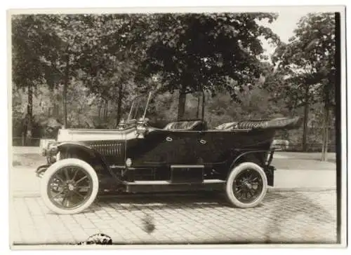 Fotografie Auto Landaulet, Luxus-PKW mit Weinberger-Karosserie gegenüber der Fabrik Zeppelinstrasse 71 in München