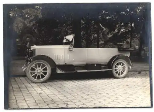 Fotografie Auto Protos 10 /30 PS Cabrio, Cabriolet mit Weinberger Karosserie vor der Fabrik Zeppelinstr. 71 in München