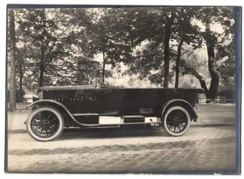 Fotografie Auto Protos 10 /30 PS Cabrio, Cabriolet mit Weinberger Karosserie vor der Fabrik Zeppelinstr. 71 in München